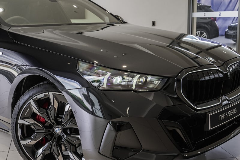 2026 BMW 550e xDrive Sedan image 3