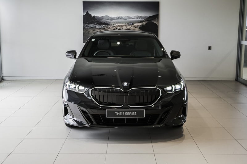 2026 BMW 550e xDrive Sedan image 4