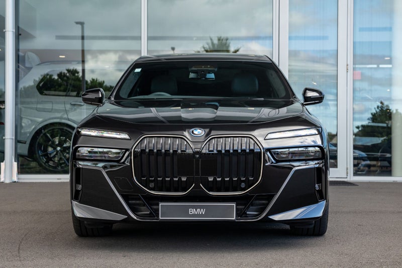 2026 BMW 750e 750e xDrive image 2