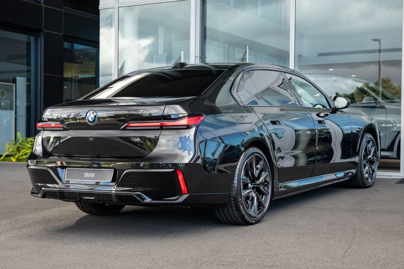 2026 BMW 750e 750e xDrive image 3