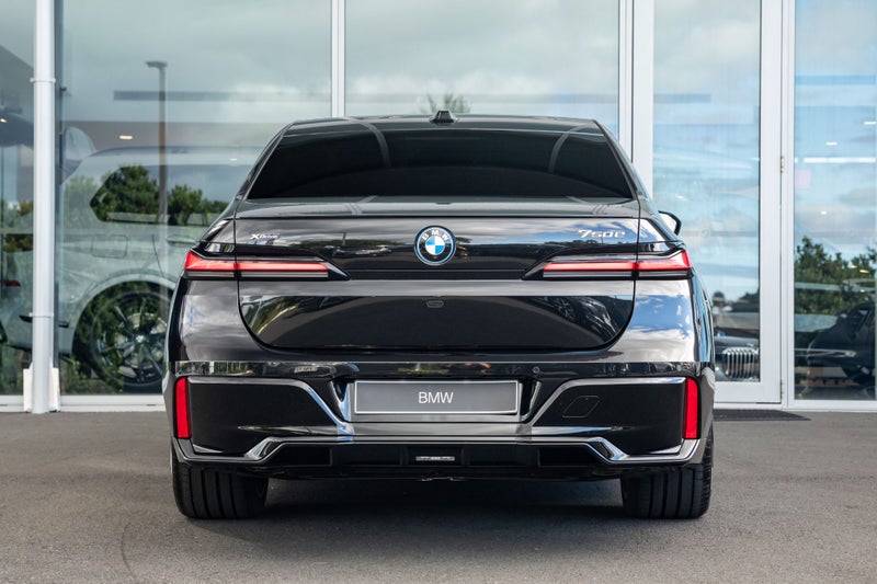2026 BMW 750e 750e xDrive image 4