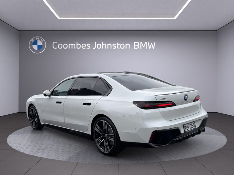 2026 BMW 750e xDrive M Sport Pro image 4