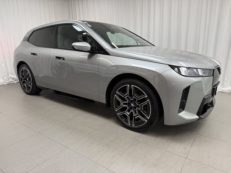 2026 BMW iX BMW iX xDrive45 image 2