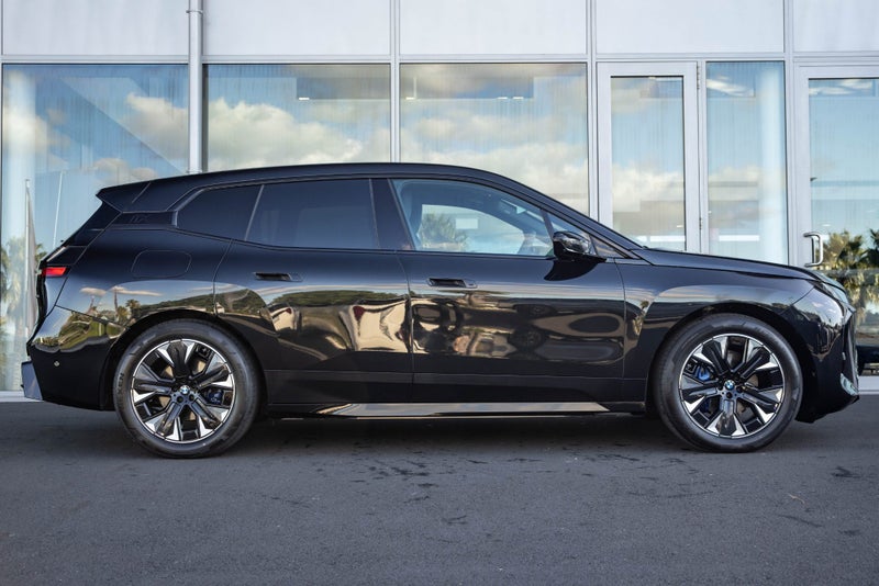 2026 BMW iX xDrive45 image 4