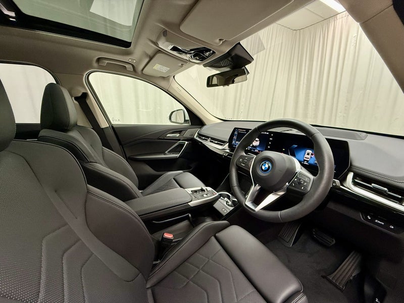 2026 BMW iX1 BMW iX1 xDrive30 with Innovations image 4