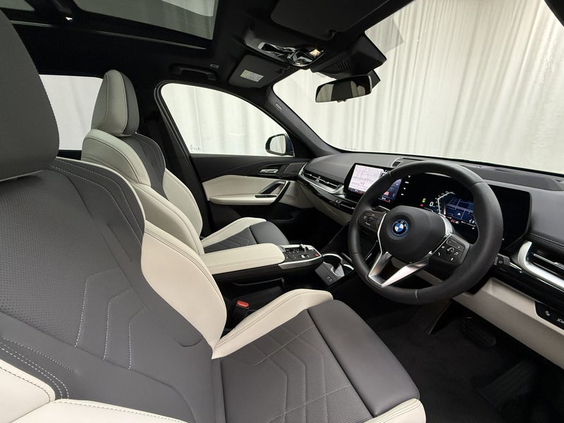 2026 BMW X1 X1 xDrive25e + Innovations Package image 4