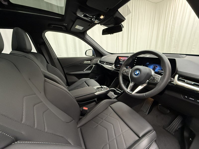 2026 BMW X1 X1 xDrive25e + Innovations Package image 4