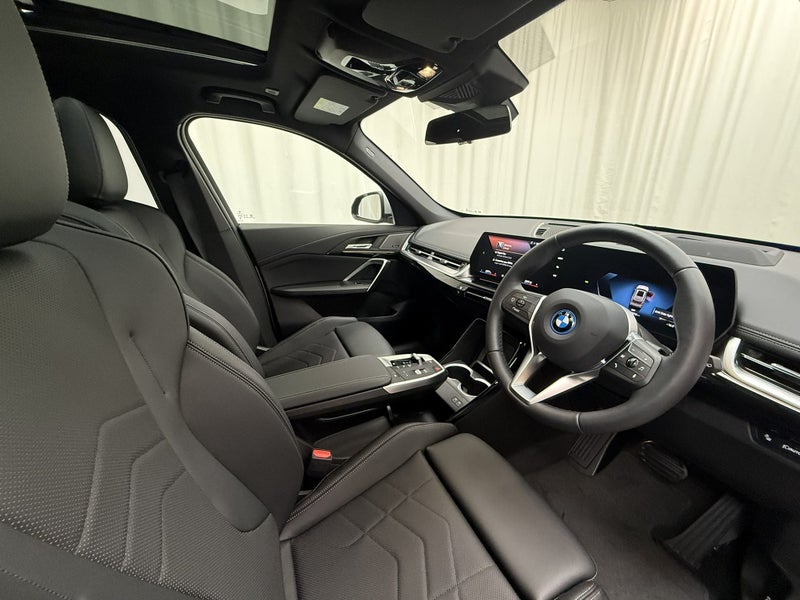 2026 BMW X1 X1 xDrive25e + Innovations Package image 4