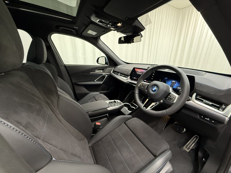 2026 BMW X1 X1 xDrive25e + Innovations Package image 4