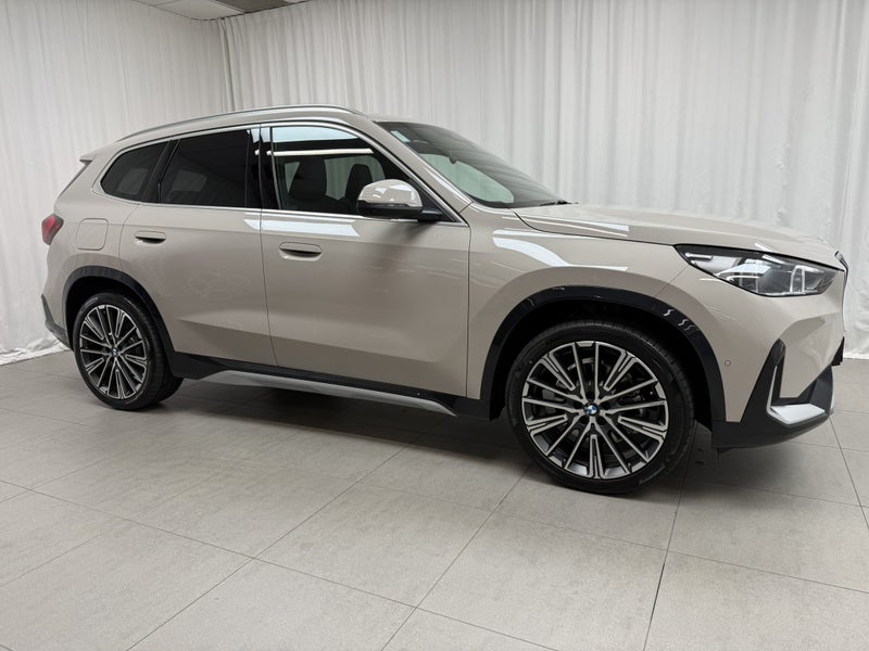 2026 BMW X1 X1 xDrive25e with Innovations Pack image 2