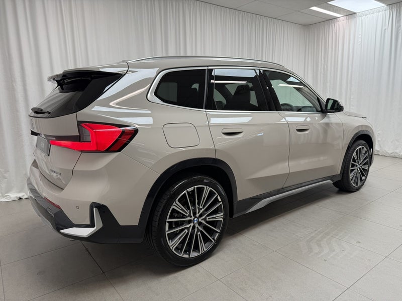 2026 BMW X1 X1 xDrive25e with Innovations Pack image 3