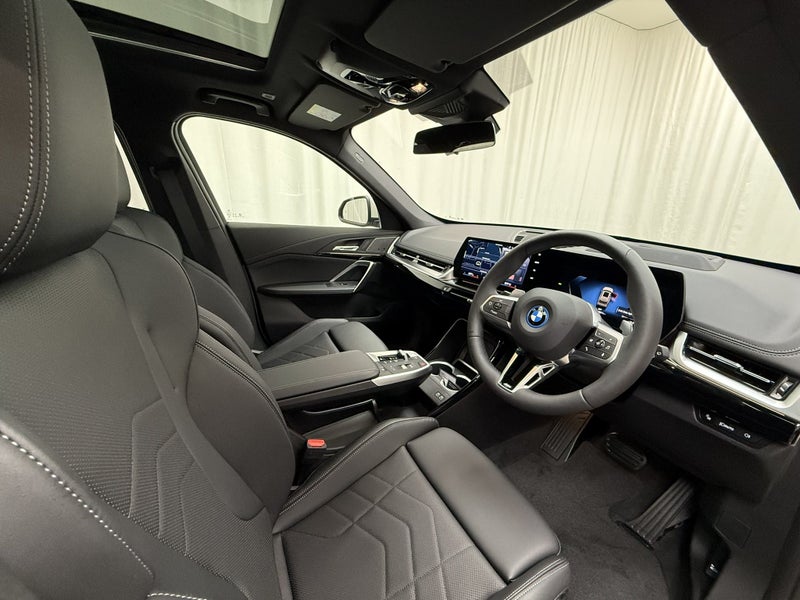 2026 BMW X1 X1 xDrive25e with Innovations Pack image 4