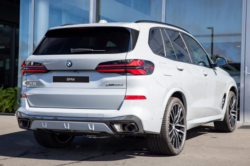 2026 BMW X5 xDrive30d image 3