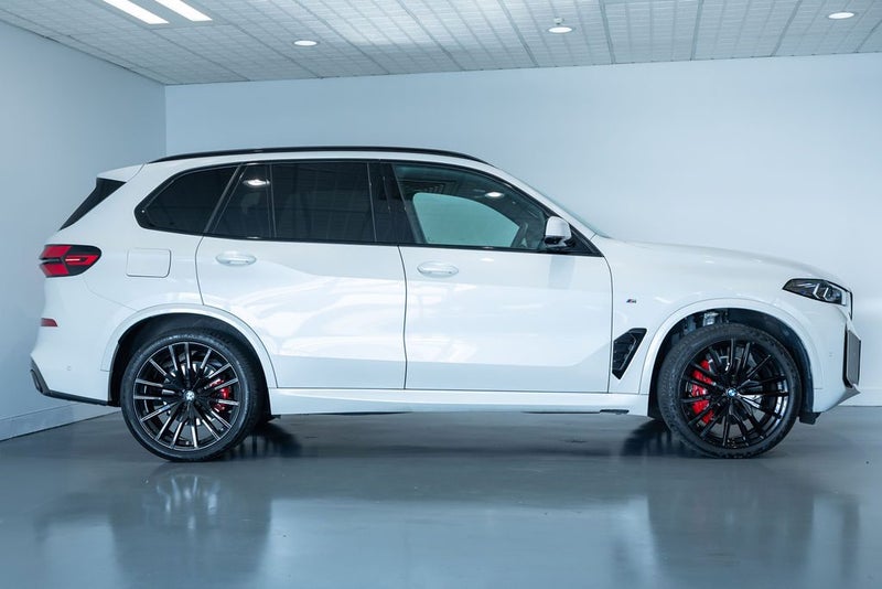 2026 BMW X5 xDrive30d M-Sport Pro image 3