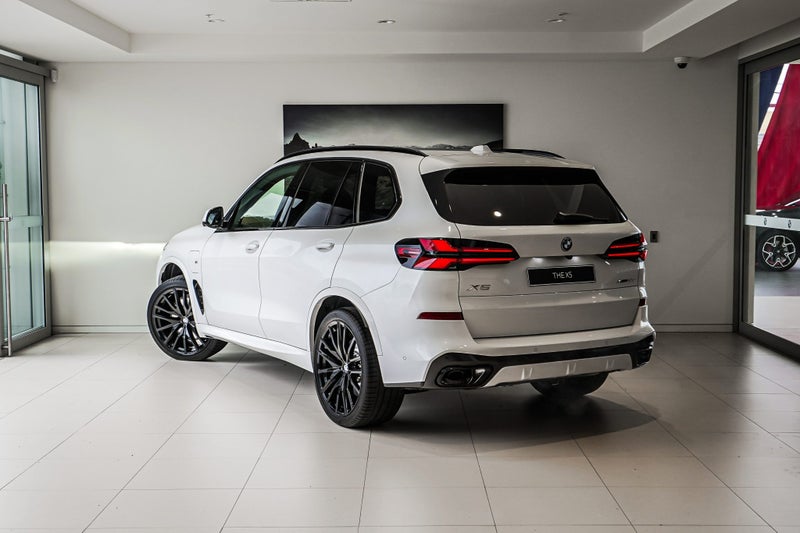 2026 BMW X5 xDrive50e image 2