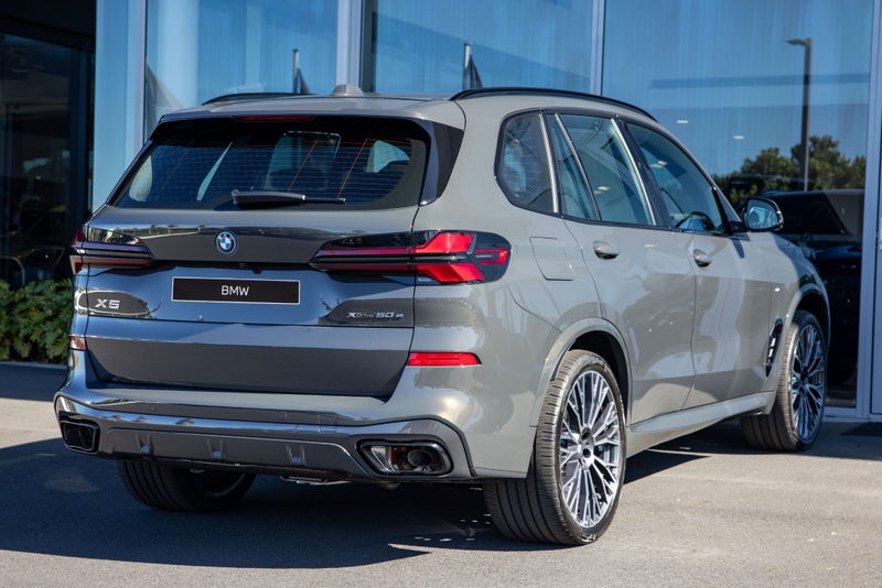2026 BMW X5 xDrive50e image 3