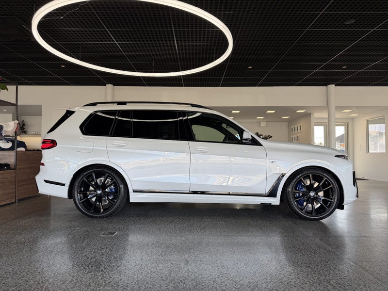 2026 BMW X7 xDrive40d M Sport Pro image 3