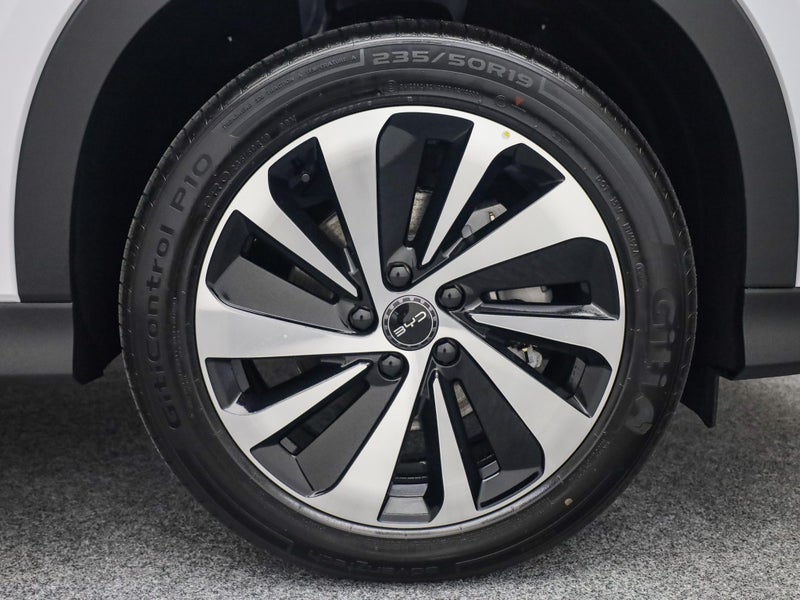 2026 BYD Sealion 6 Premium Extended Phev image 3