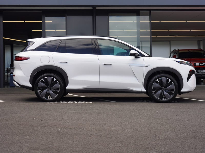 2026 BYD Sealion 8 DM-P Dynamic AWD image 3