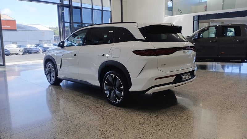 2026 BYD Sealion 8 Dm-P Premium Awd image 3