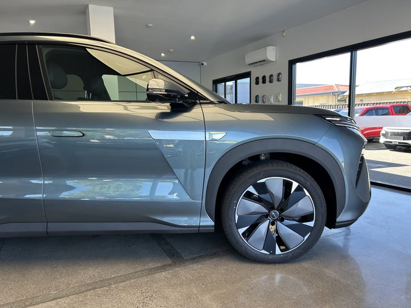 2026 BYD Sealion 8 DM-P Premium AWD image 3