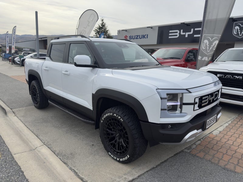 2026 BYD Shark 6 Premium PHEV AWD image 2