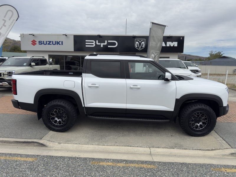 2026 BYD Shark 6 Premium PHEV AWD image 3