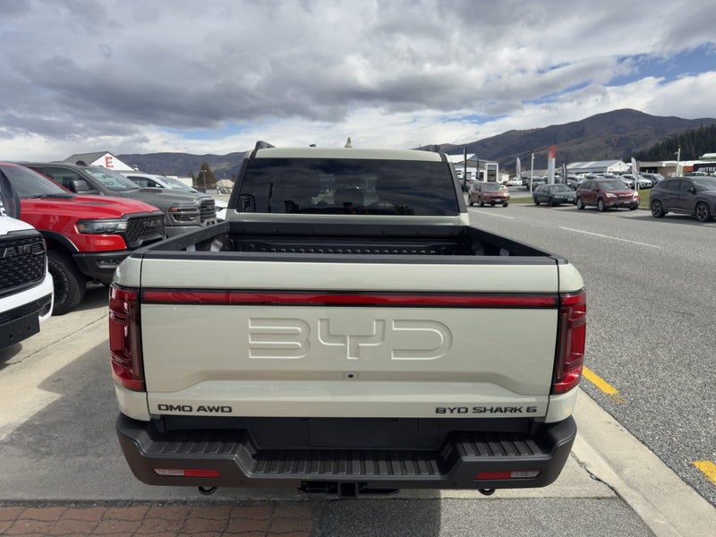 2026 BYD Shark 6 Premium PHEV AWD image 5