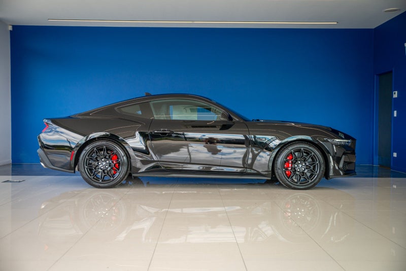 2026 Ford Mustang 5.0L FASTBACK BLACK EDITION image 2