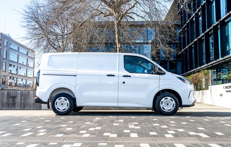 2026 Ford Transit Custom 320 SWB 2.0D image 2
