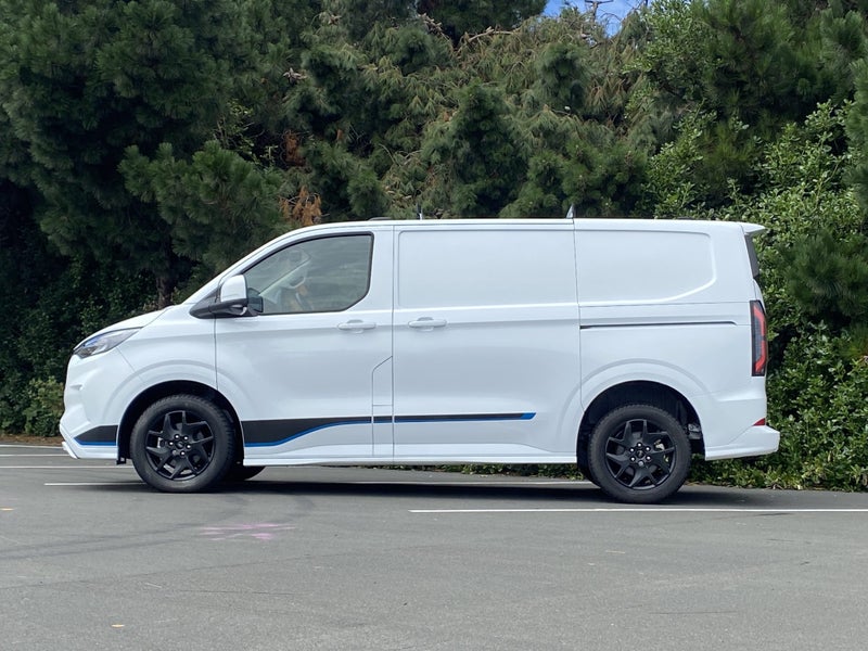 2026 Ford Transit CUSTOM Sport 320S AWD image 4