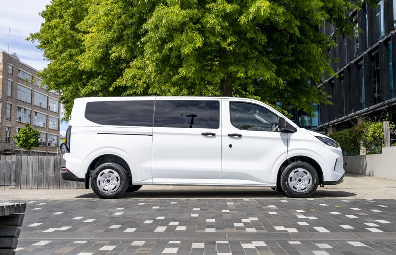 2026 Ford Transit Kombi 320L Bus image 4