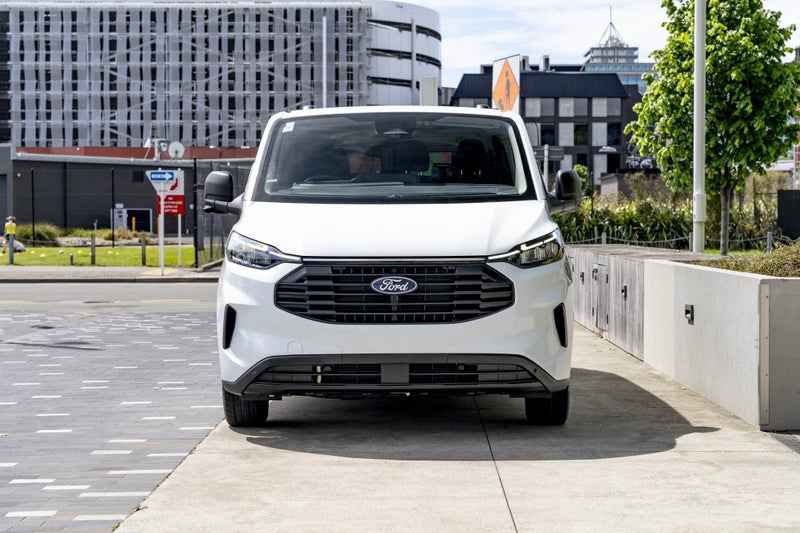 2026 Ford Transit Kombi 320L Bus image 5
