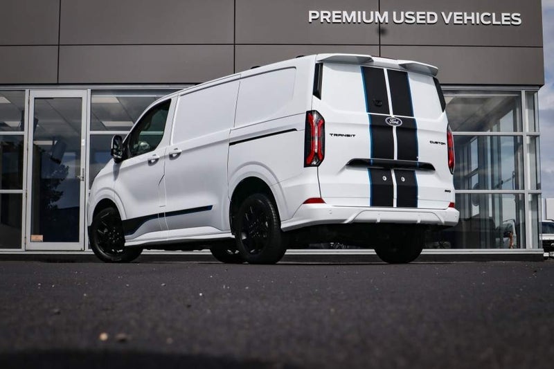 2026 Ford Transit Tourneo Custom Sport image 3