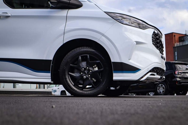 2026 Ford Transit Tourneo Custom Sport image 5