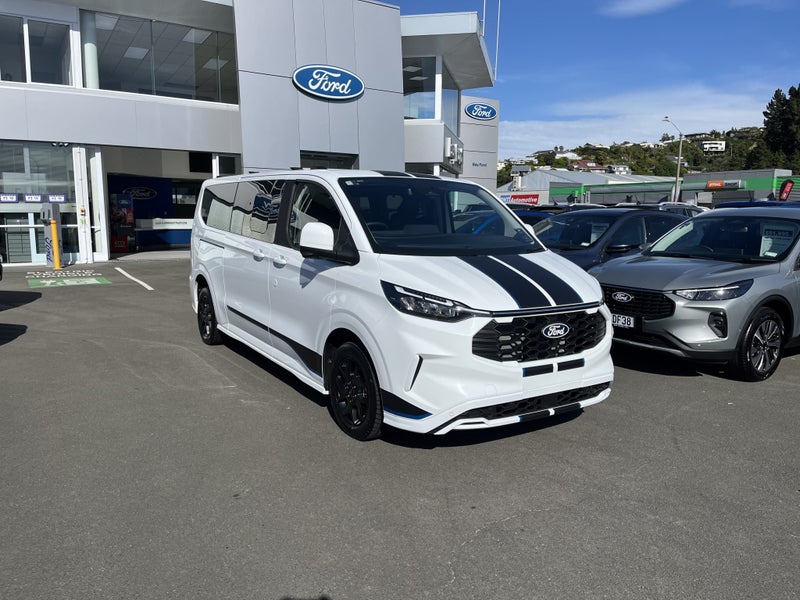 2026 Ford Transit Tourneo Custom Sport AWD image 5