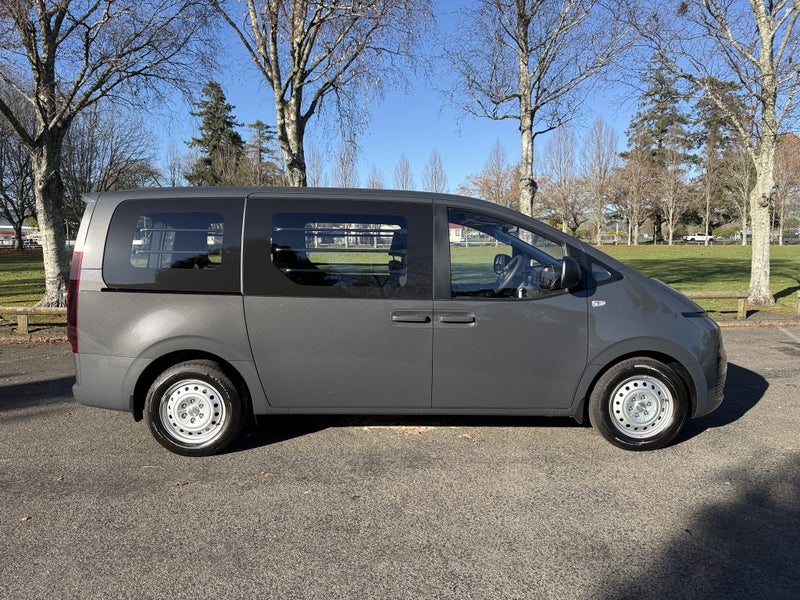 2026 Hyundai Staria Load image 3