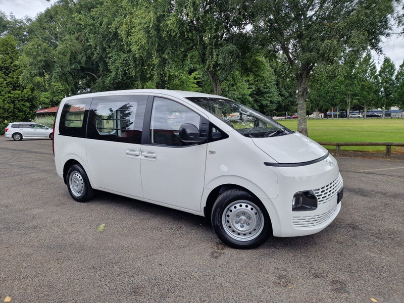 2026 Hyundai Staria Load Barn Doors image 3