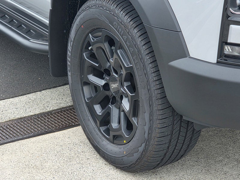 2026 JAC T9 Black Edition image 2