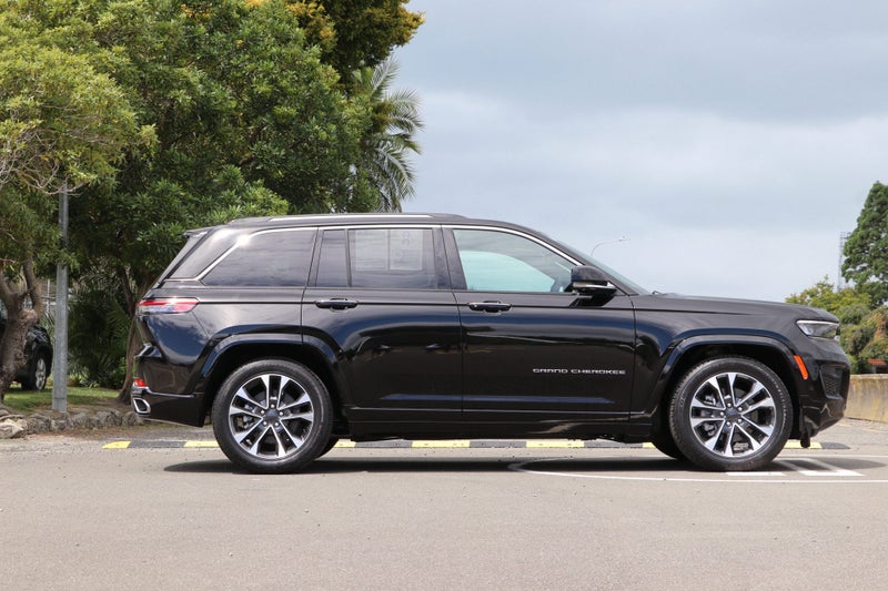 2026 Jeep Grand Cherokee Overland 5-Seat 4WD image 3