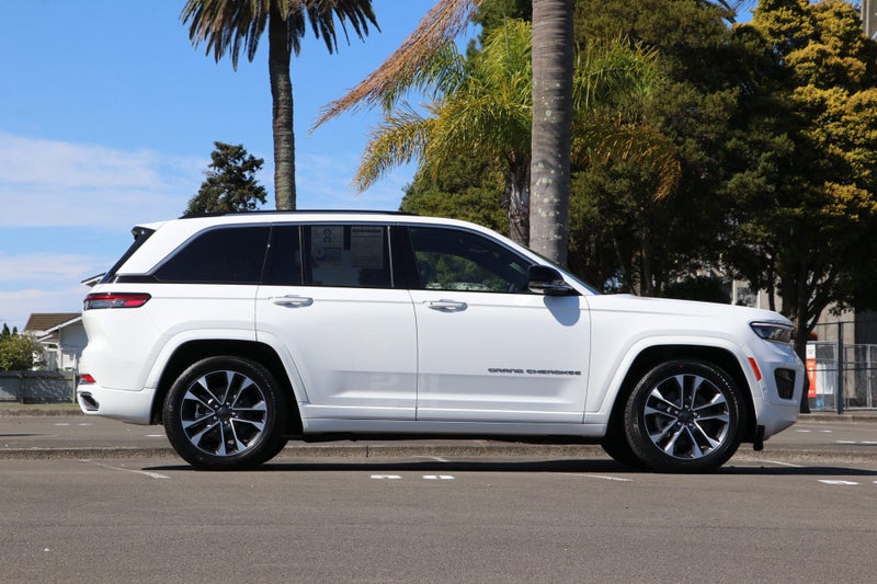 2026 Jeep Grand Cherokee Overland 5-Seat 4WD image 3