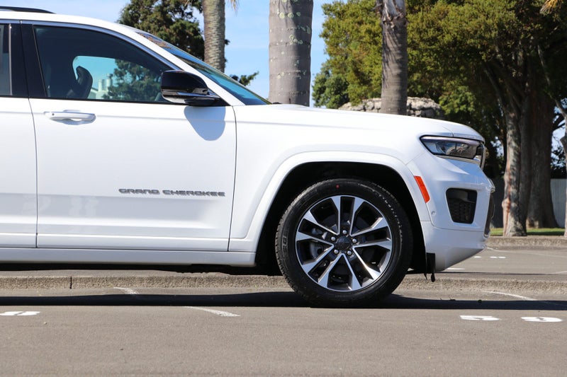 2026 Jeep Grand Cherokee Overland 5-Seat 4WD image 4