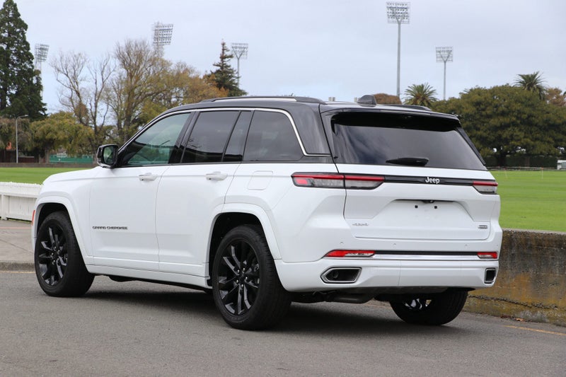 2026 Jeep Grand Cherokee Overland 5-Seat 4WD (B... image 2