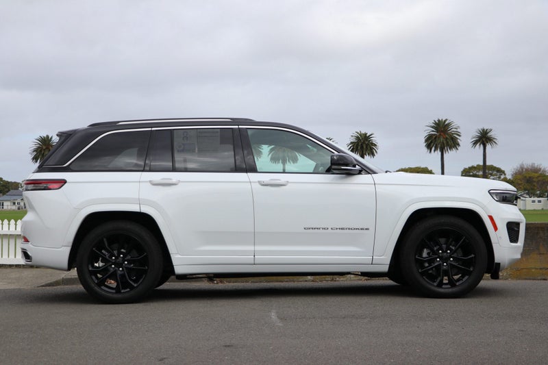 2026 Jeep Grand Cherokee Overland 5-Seat 4WD (B... image 3