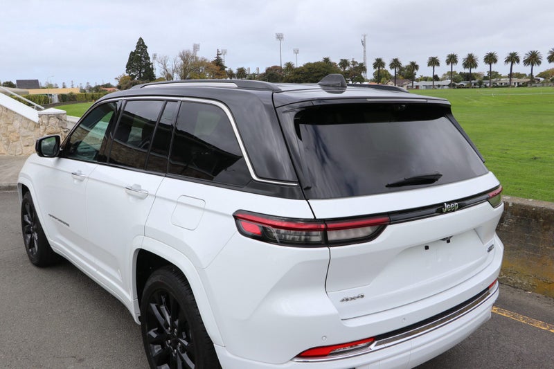 2026 Jeep Grand Cherokee Overland 5-Seat 4WD (B... image 4
