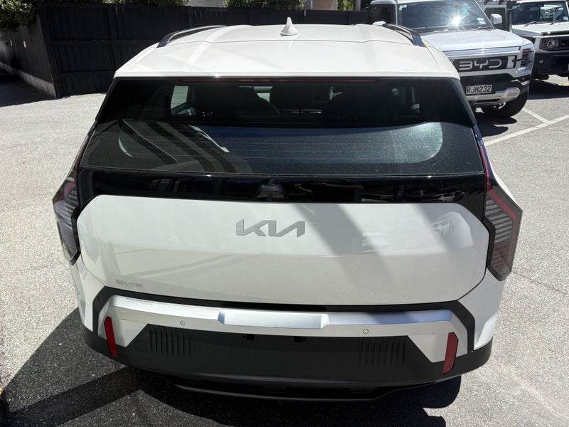 2026 Kia EV3 Light 2WD Long Range image 4