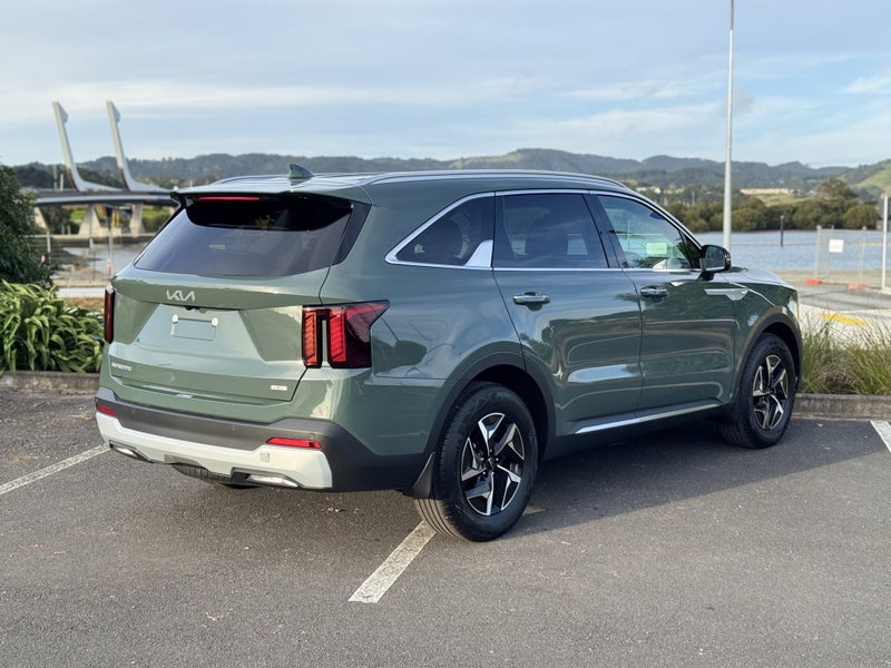 2026 Kia Sorento HEV Earth AWD 1.6 Turbo 6 spee... image 3