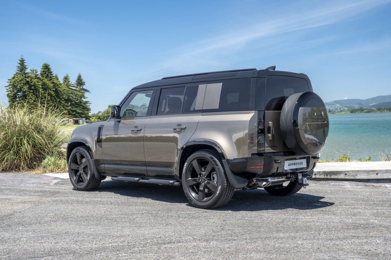 2026 Land Rover Defender 110 425 Edition image 2