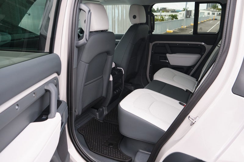 2026 Land Rover Defender 110 D250 S image 4