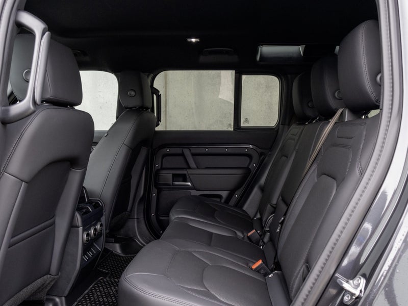 2026 Land Rover Defender 110 D250 S image 5